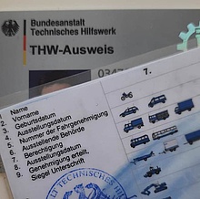 Symboldbild Fahrer zeigt THW Ausweis und Fahrberechtigung